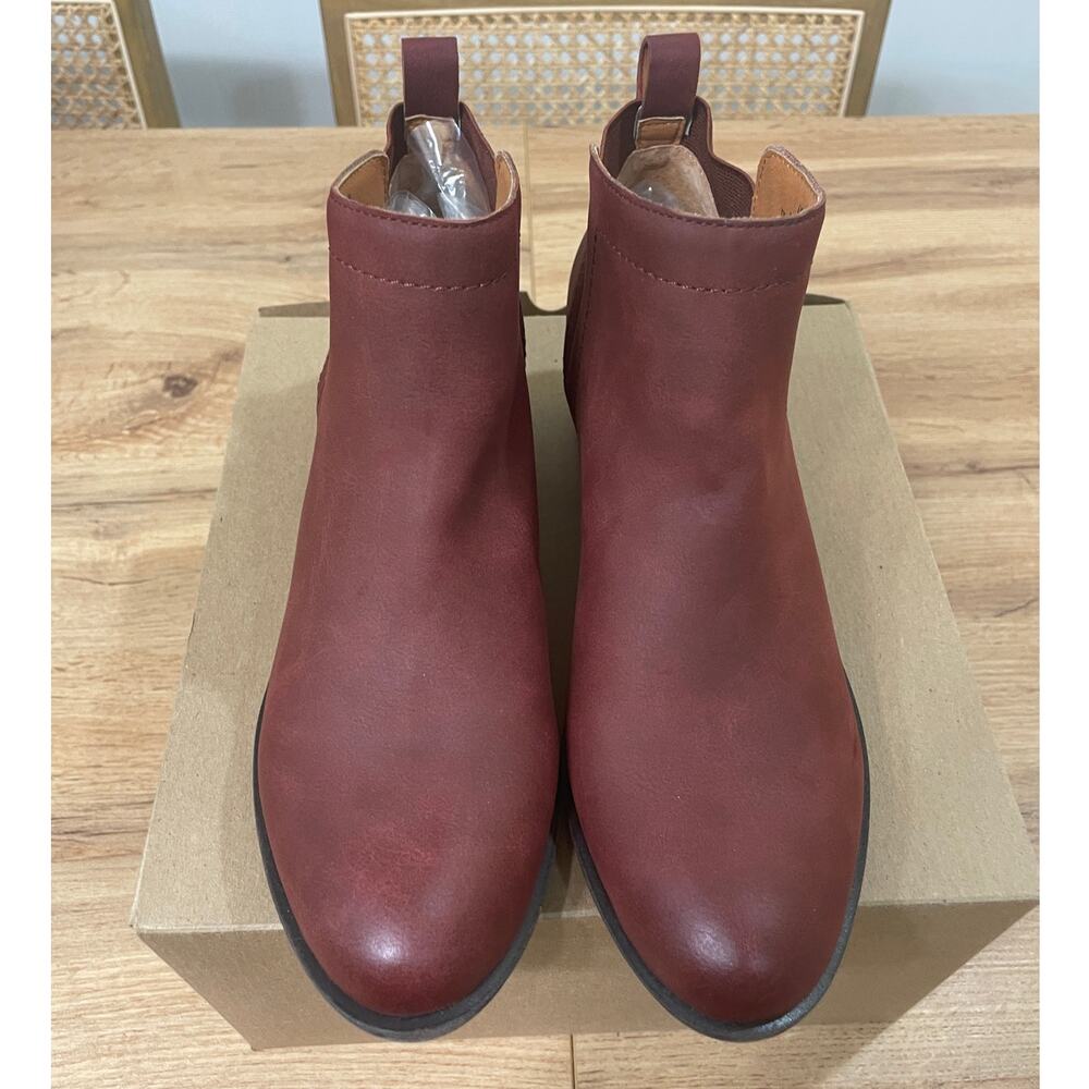 Lucky Brand Women's Badene Ankle Bootie Burgundy Faux Leather Size 7.5 NWOB - Picture 3 of 9